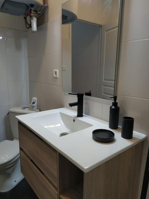 Apartment Avec Balcon, Bord Du Canal, Wifi.
